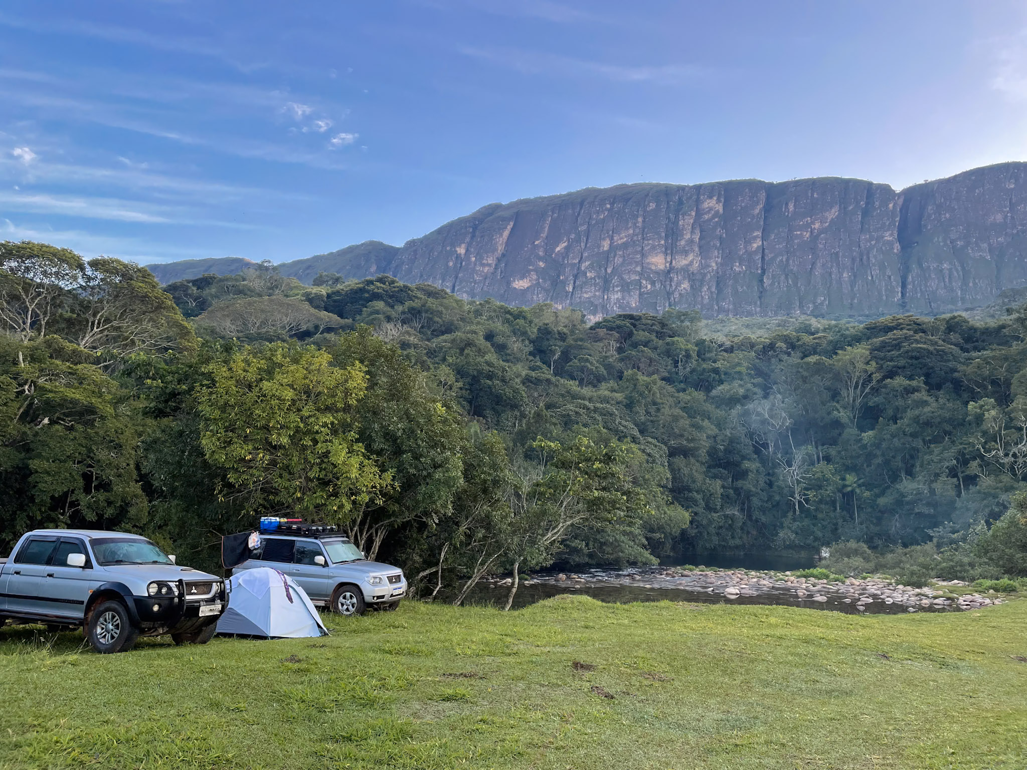 Camping com vista para o paredão da Canastra a beira do Rio São Francisco