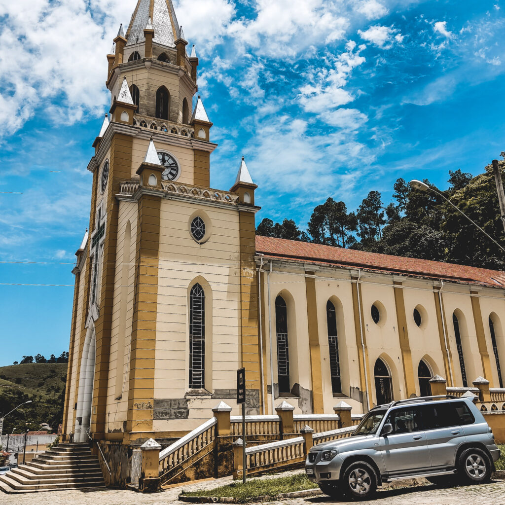 Igreja Matriz de São Sebastião, no centro de Passa Quatro.