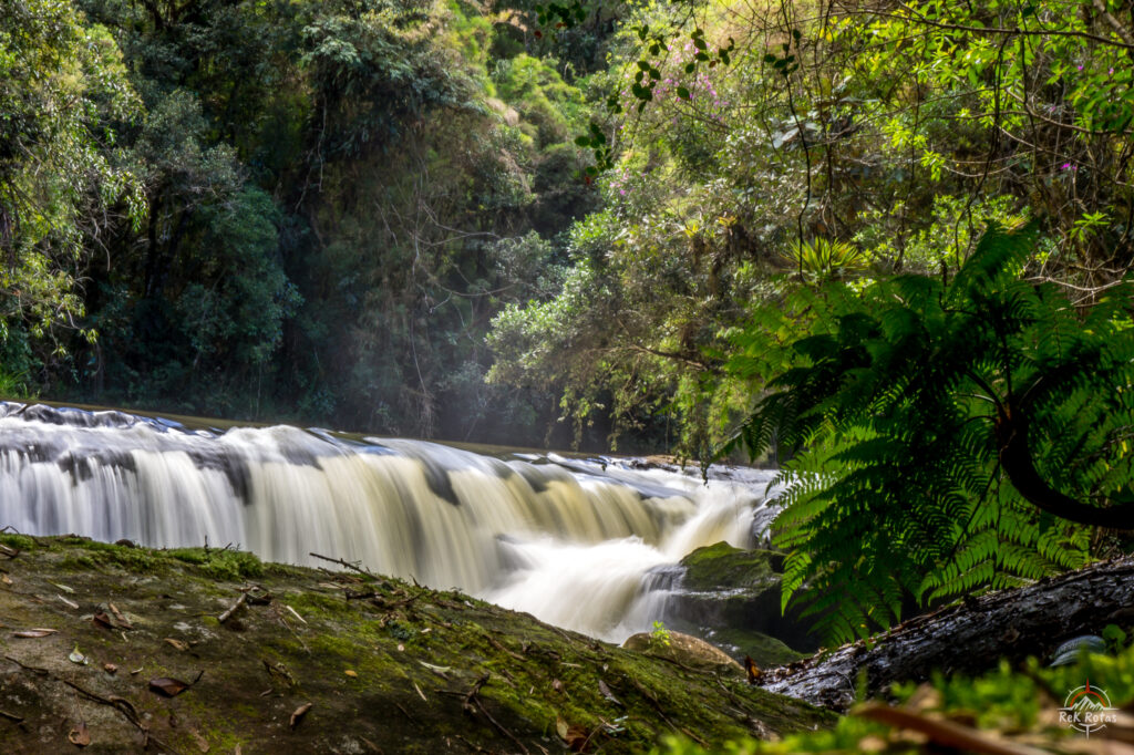 Uma das quedas d'agua do Rio Paraibuna vista da trilha.