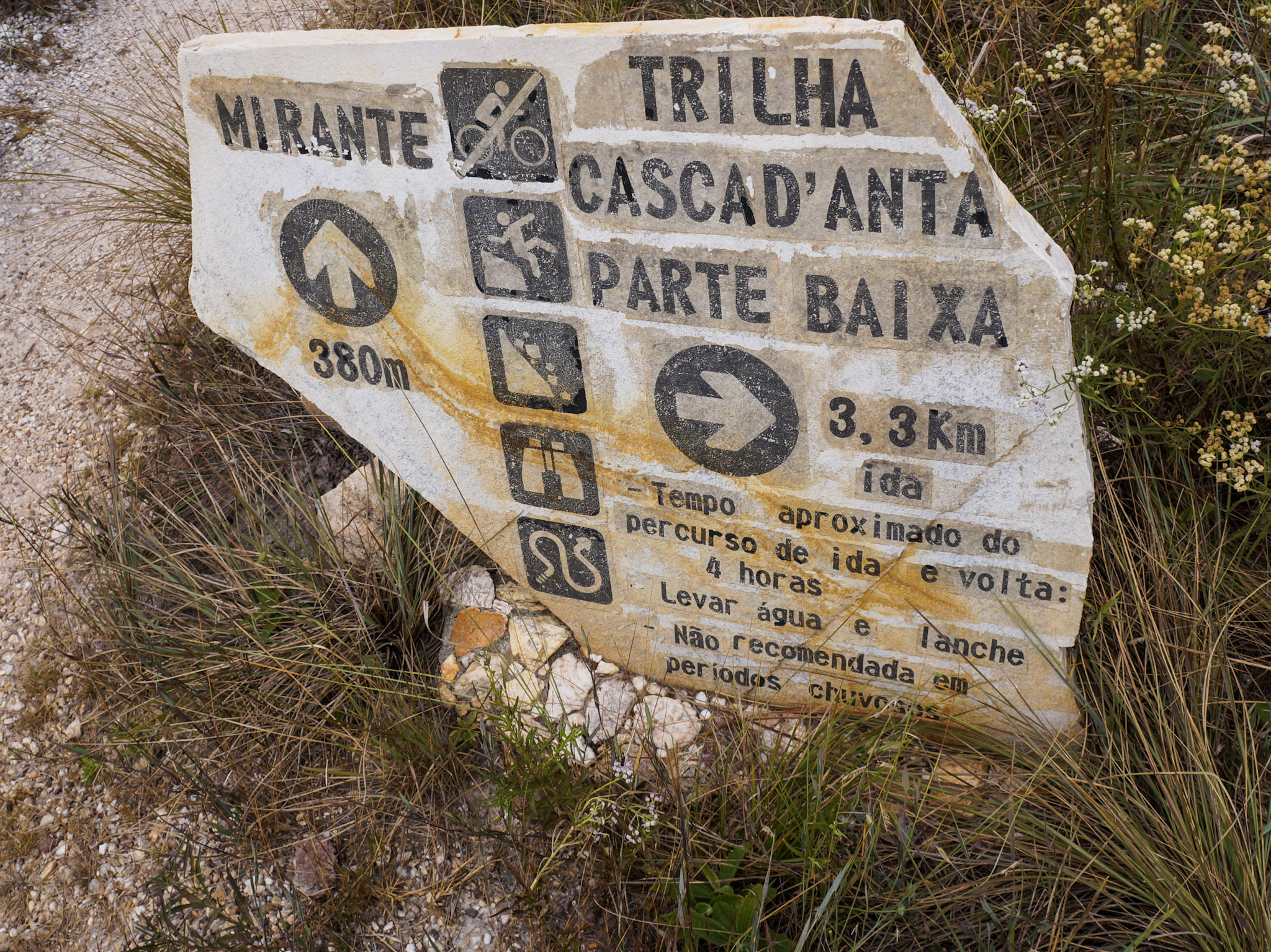 Placa indicativa da trilha na parte superior da Cachoeira Casca D'Anta.