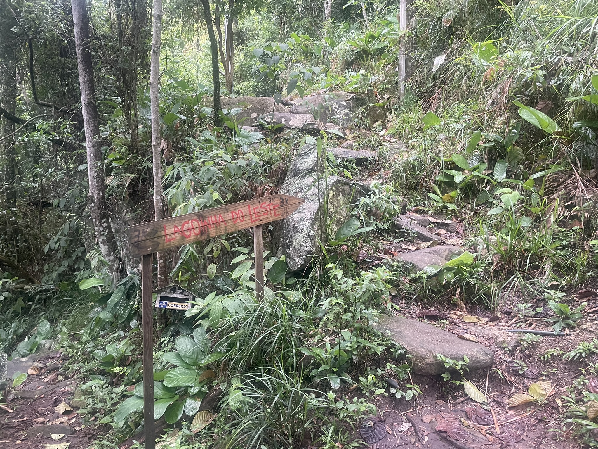 Placa indicativa do caminho correto para a Lagoinha do Leste.