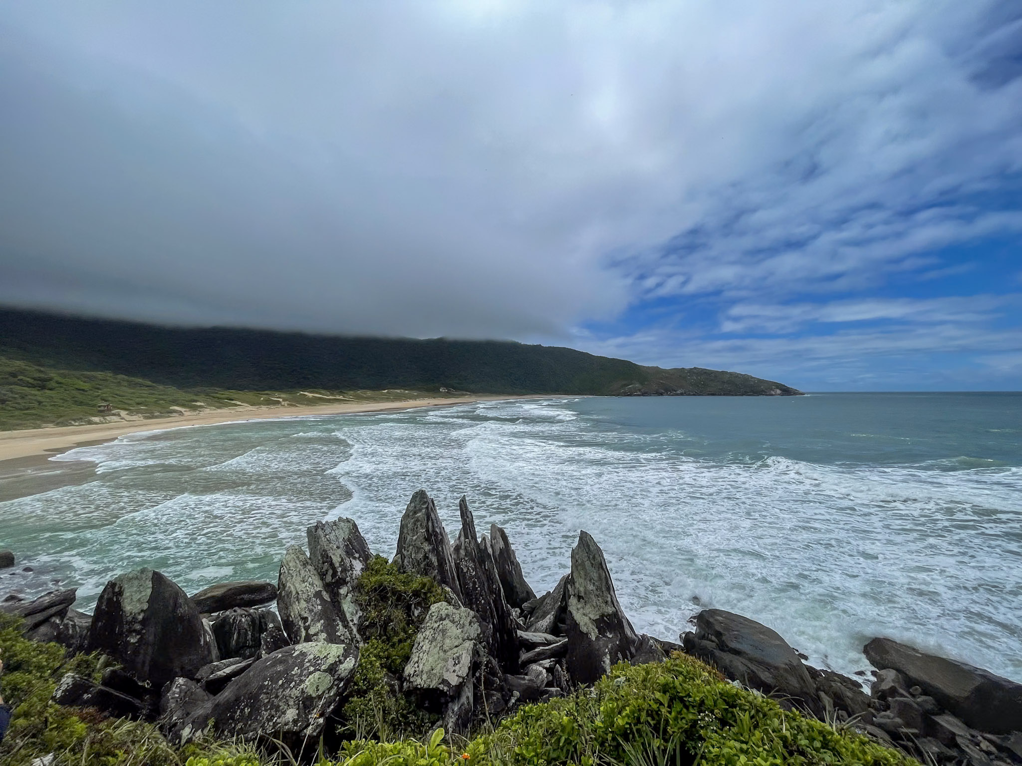 Praia da Lagoinha do Leste, vista do início da subida para o Morro da Coroa.