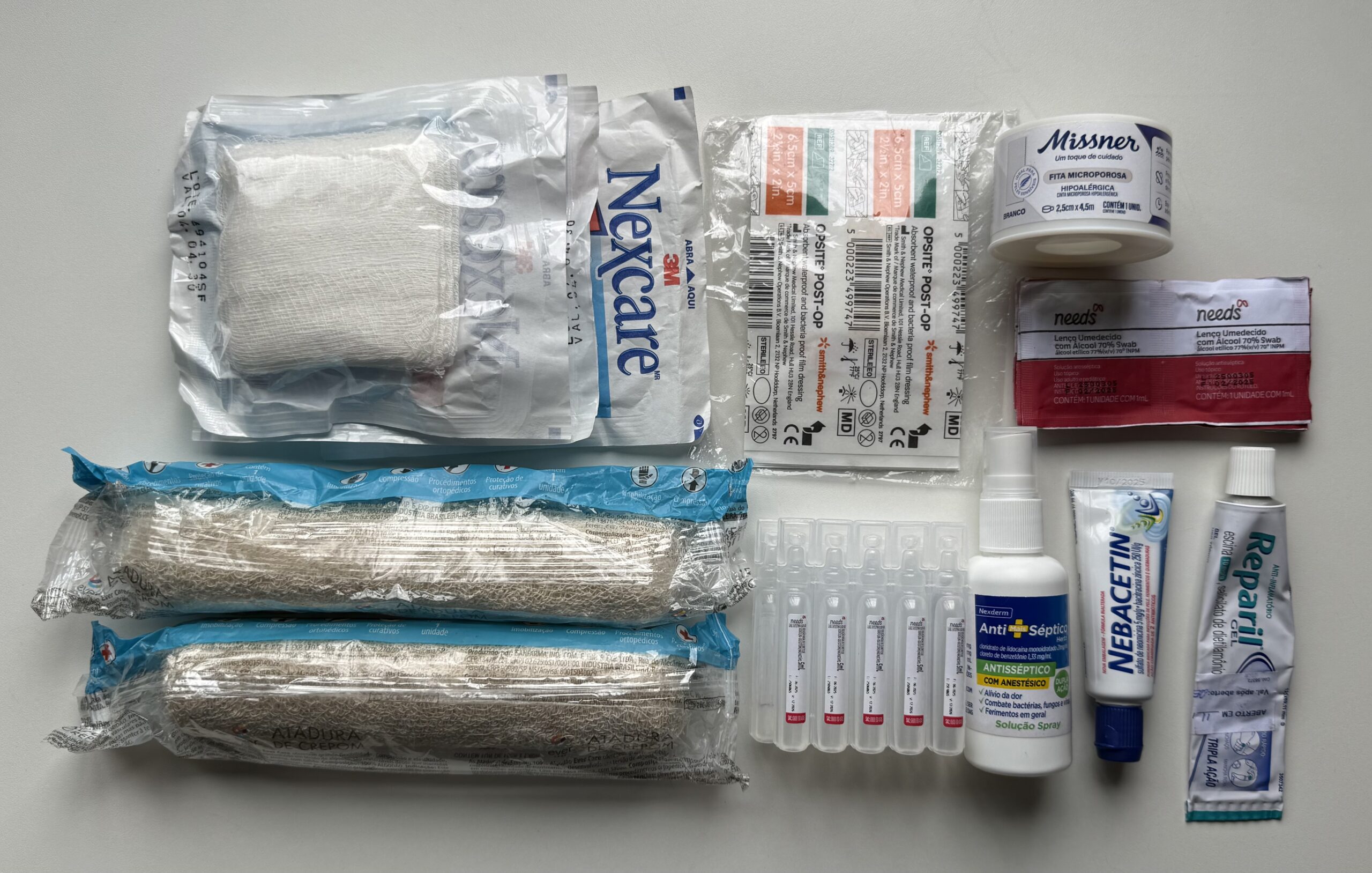 Itens para cuidados com feridas e traumas no kit de primeiros socorros