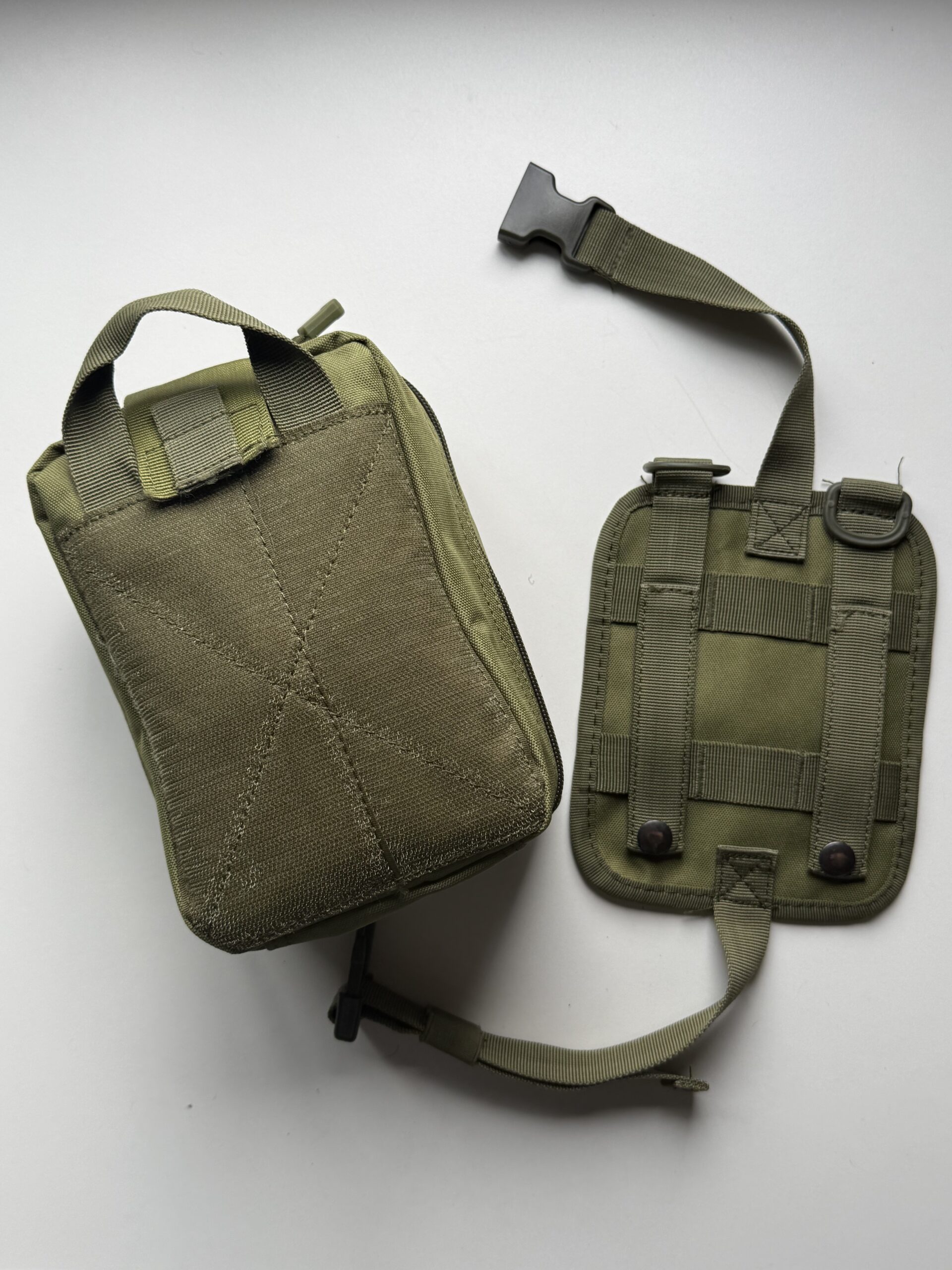 Bolsa usada para o kit de primeiros socorros, traseira. 