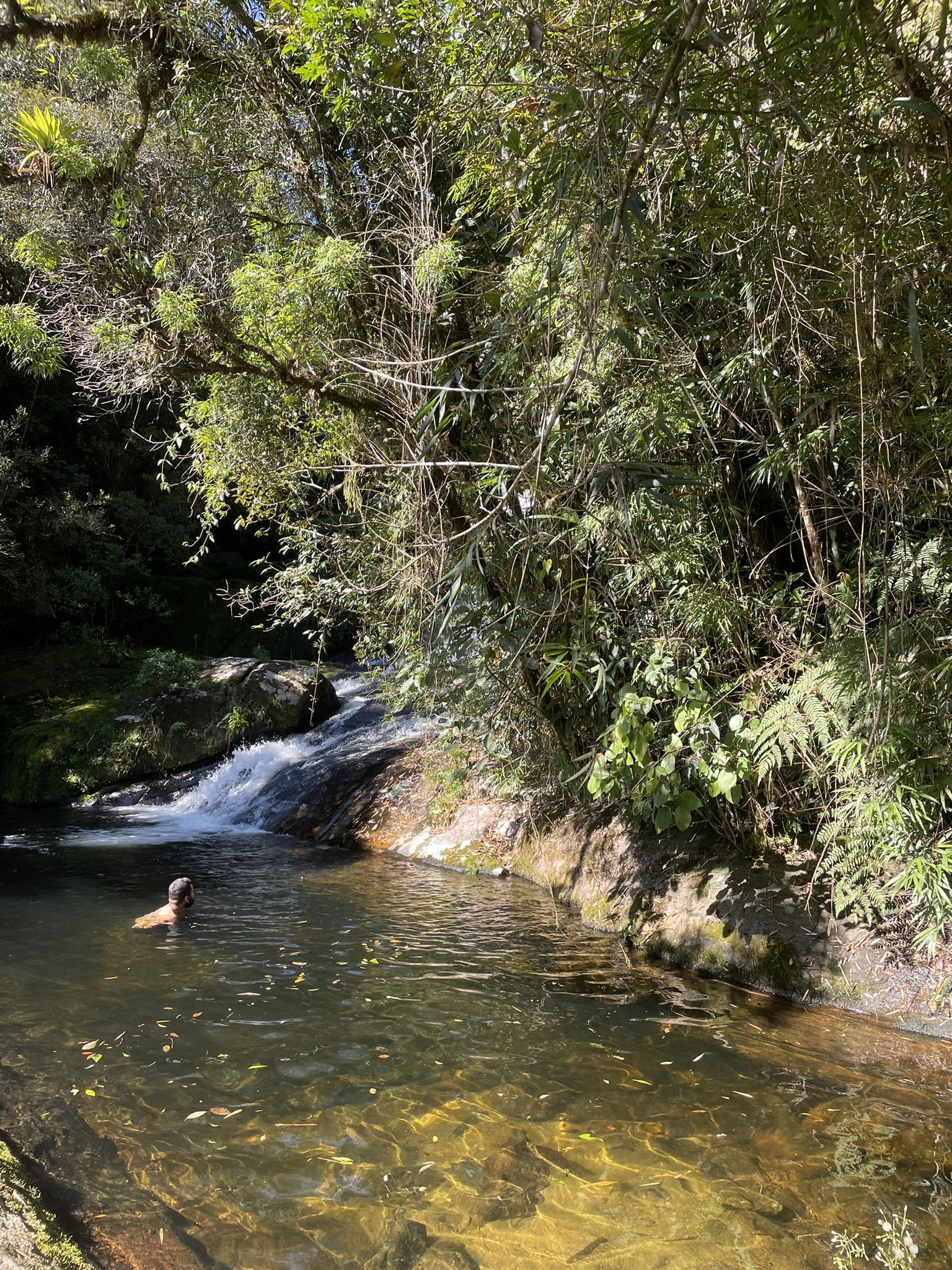 Romário se refrescando ao final da Trilha das Cachoeiras em Cunha/SP.